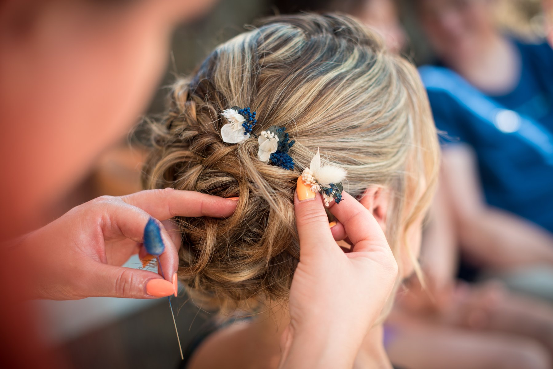 Détail de coiffure fleurie pour une cérémonie